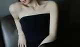 张婧仪一袭黑色抹胸长裙化身暗夜精灵 鎏金光影间尽显优雅蜕变