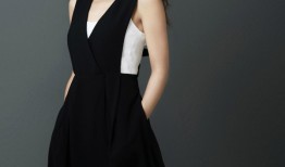 方领绿裙映衬法式优雅 从容眼眸演绎时光魅力