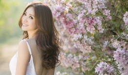 柳岩花海漫舞深白礼裙映春光