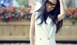 马苏白色复古街拍诠释优雅韵味光影之间尽显成熟魅力