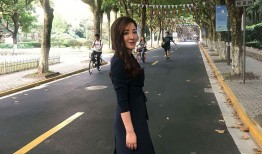 央视主持人章艳时尚写真展现优雅气质与专业风采