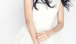 娄艺潇白裙漫步如诗如画 清新写真尽显温婉气质