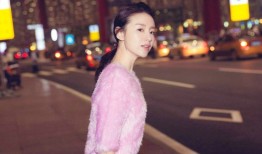 董洁巴黎时装周演绎Carven甜美复古风潮