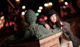 李沁深夜街头随性光影化身不羁甜心