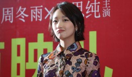 周冬雨花裙灵动撅嘴俏皮演绎多变表情秀