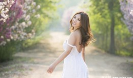 柳岩花海漫舞深白礼裙映春光