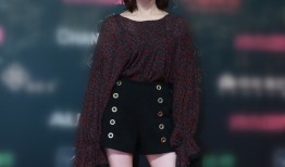 江疏影时尚演绎冬日光影大片 优雅姿态展露迷人风采