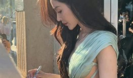 张天爱蓝色斜肩镂空裙时尚解析：优雅与力量的美学融合