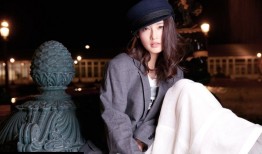 李沁深夜街头随性光影化身不羁甜心