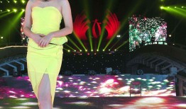 姗娜时尚写真集锦：光影间尽显腿部曲线魅力