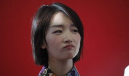 周冬雨花裙灵动撅嘴俏皮演绎多变表情秀