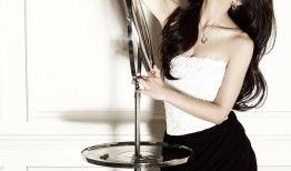 汤唯春日光影：干练纯粹间绽放迷人优雅