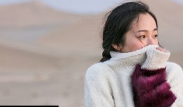 文艺女神江一燕化身大漠精灵 暖心笑容点亮冬季沙漠