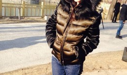 风中的甜笑：羽绒服也藏不住的春日灵动