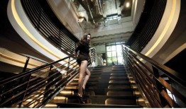 熊黛林魅惑登场GQ封面展露绝美长腿风尚