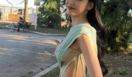 张天爱蓝色斜肩镂空裙时尚解析：优雅与力量的美学融合