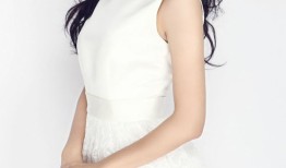 娄艺潇白裙漫步如诗如画 清新写真尽显温婉气质