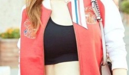 光影律动间少女归来 李小璐街头定格元气健美风