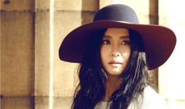 陶红巴黎复古光影诗篇简约白裙演绎法式优雅风韵