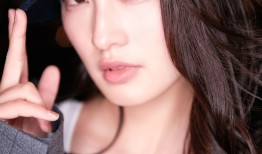 李沁深夜街头随性光影化身不羁甜心