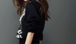 方领绿裙映衬法式优雅 从容眼眸演绎时光魅力