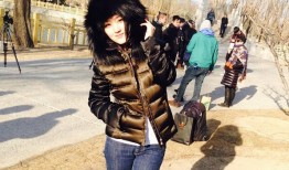 风中的甜笑：羽绒服也藏不住的春日灵动