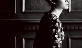 孙俪黑白复古写真宛若画中人 素雅光影演绎时光美学