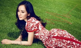 杨幂海边驭马登封演绎柔与力之境