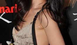 东方明珠朱珠自信演绎多面人生