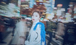 袁姗姗都市漫步光影间的时尚格调