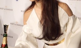 范冰冰深V礼服惊艳亮相 酒瓶豪饮展现率真魅力