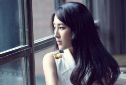 马苏白色复古街拍诠释优雅韵味光影之间尽显成熟魅力