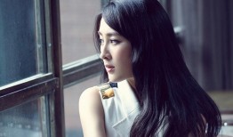 马苏白色复古街拍诠释优雅韵味光影之间尽显成熟魅力