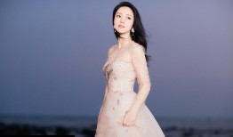 董璇海岸漫舞刺绣长裙飘逸如仙