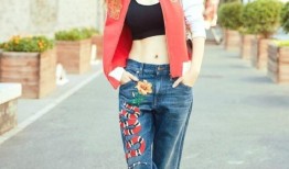 光影律动间少女归来 李小璐街头定格元气健美风