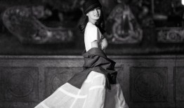 李沁深夜街头随性光影化身不羁甜心