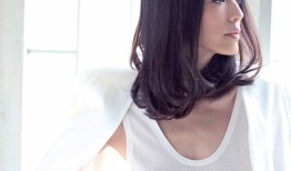 姚晨白衣造型诠释简约美学 举手投足间尽显松弛魅力