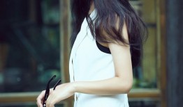 马苏白色复古街拍诠释优雅韵味光影之间尽显成熟魅力