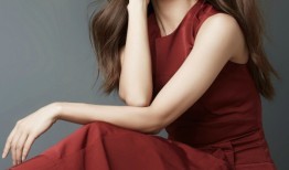 方领绿裙映衬法式优雅 从容眼眸演绎时光魅力