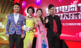 姗娜时尚写真集锦：光影间尽显腿部曲线魅力