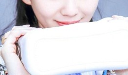 刘诗诗半丸子头街拍尽显飒爽英姿优雅与帅气完美融合