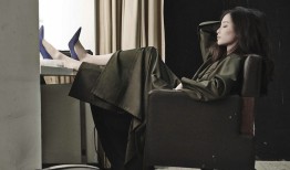 幕后台前光影交织，倪妮镜头下的率性与力量