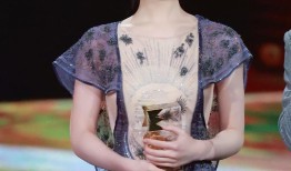 紫韵流光赵露思演绎梦幻性感新风尚