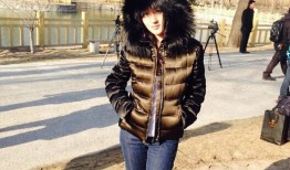 风中的甜笑：羽绒服也藏不住的春日灵动