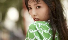 逆龄女神张嘉倪街拍绽放清新少女魅力