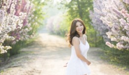 柳岩花海漫舞深白礼裙映春光