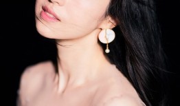 董璇海岸漫舞刺绣长裙飘逸如仙