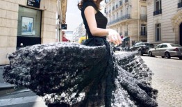 张嘉倪米兰时装周造型多变诠释女性魅力