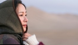 文艺女神江一燕化身大漠精灵 暖心笑容点亮冬季沙漠