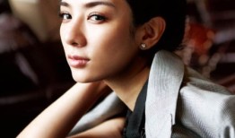 霍思燕45岁泰国炸场：被骂半生“交际花”，凭一只狗翻身改写豪门剧本